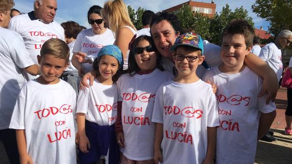 Lucía, en el centro, junto a varios amigos. 