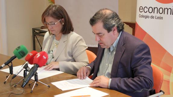 Nuria González junto a Francisco José Paramio en el fallo del premio.