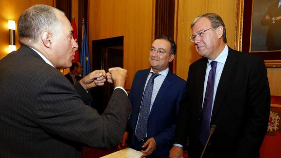 López Sendino conversa con Antonio Silván y Fernando Salguero.