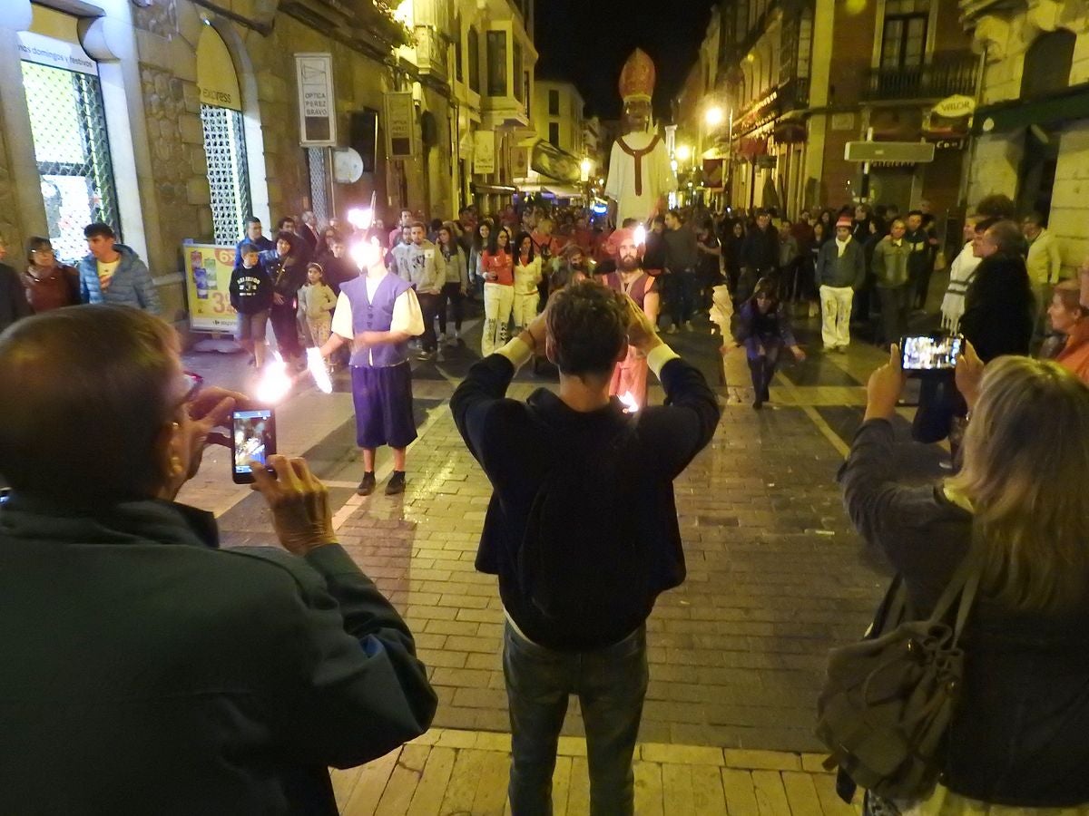 Un grupo de turistas fotografía el paso de la Carrera del Obispo.