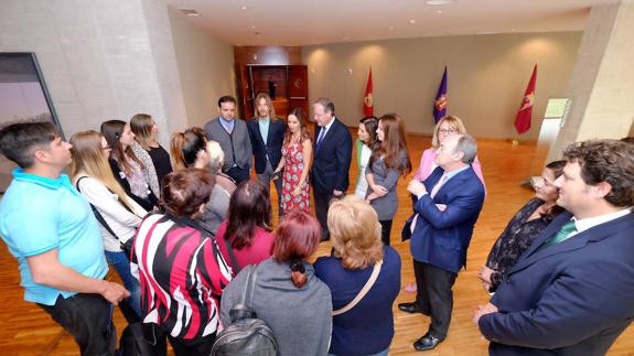 Un grupo de 11 personas procedentes de Cuba y Argentina visitan la sede de las Cortes de Castilla y León.