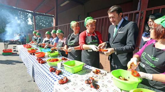 El consejero de Fomento y Medio Ambiente, Juan Carlos Suárez-Quiñones, durante la inauguración de la VI Feria del Pimiento del Bierzo y la I Feria de la Fruta del Bierzo que se celebra en Carracedelo