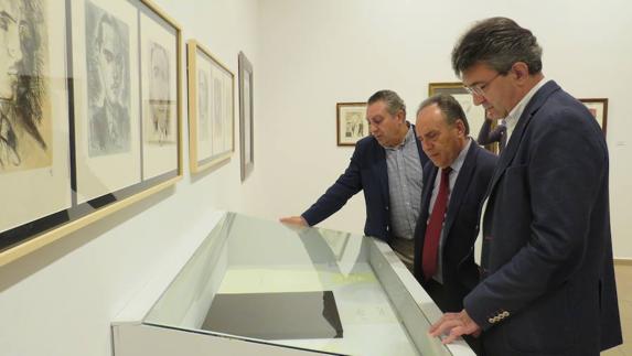 El presidente de la Diputación, Juan Martínez Majo, en su visita a la exposición.