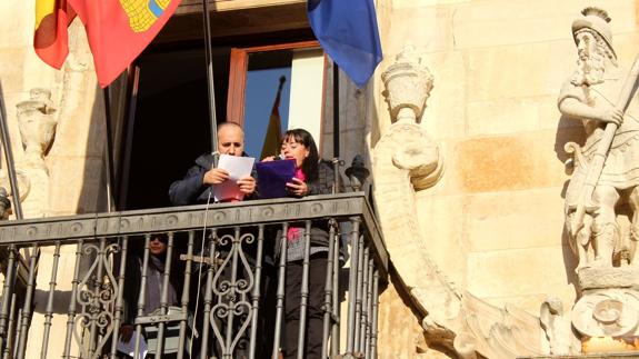 Lectura del manifiesto desde el balcón del Palacio de los Guzmanes.