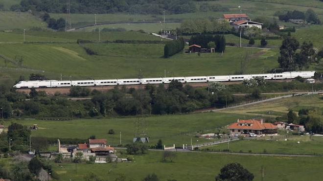 Un tren Alvia de Renfe a su paso por Monteana