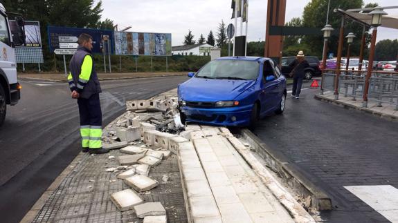 Un joven empotra su vehículo contra el McAuto del cruce de Sáenz de Miera con calle Los Aluches