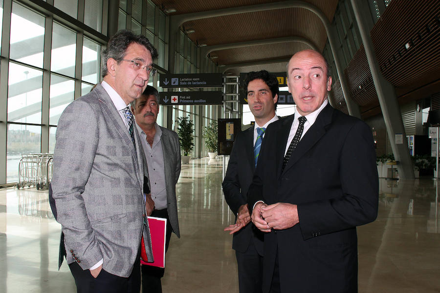 El presidente de la Diputación junto al director comercial de Air Nostrum.