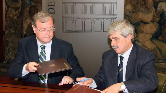 El alcalde de León, Antonio Silván y el rector de la Universidad de León, Juan Francisco García Marín, firman el acuerdo de colaboración.