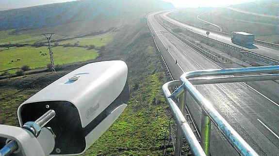 Las 6 cámaras de la DGT en las carreteras de León para vigilar el uso del cinturón ya funcionan aunque aún no sancionan