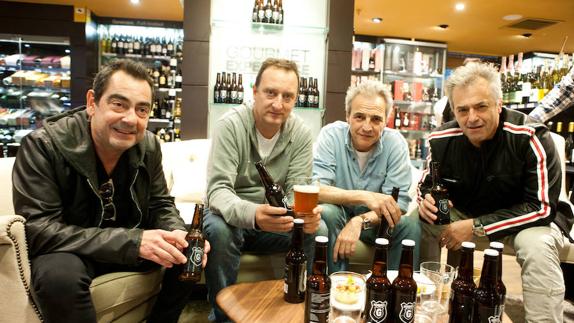 El grupo Hombres G, presentando su cerveza