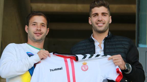 Antonio e Iván posan con la camiseta de la Cultural.