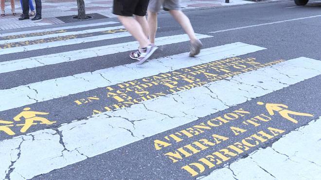 Los mensajes instalados en los pasos de peatones de la ciudad intentan reducir la accidentabilidad.