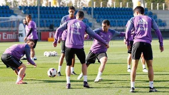 Los jugadores del Real Madrid durante el entrenamiento de este martes.