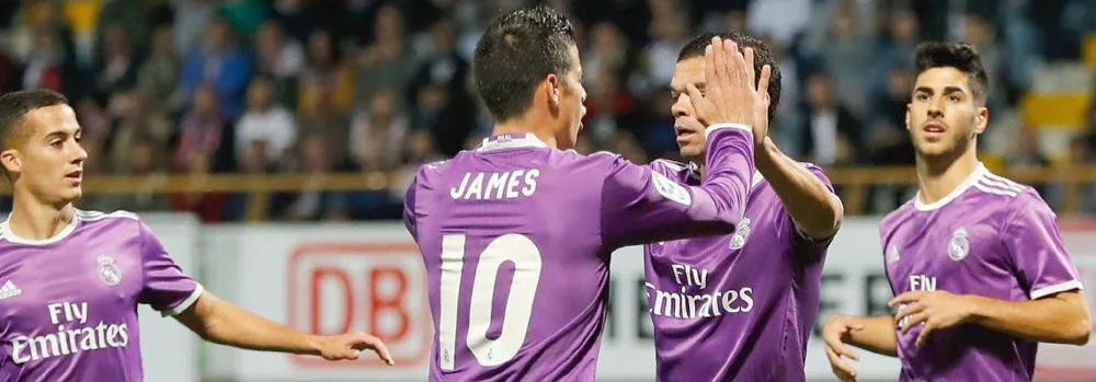 Los jugadores del Real Madrid celebran uno de sus goles.