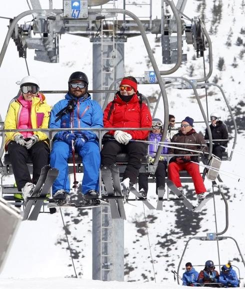 Esquiadores en un telesilla de Leitariegos. 