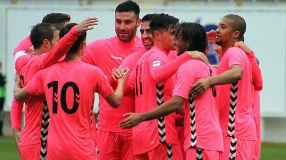 La plantilla de la Cultural celebra un gol.