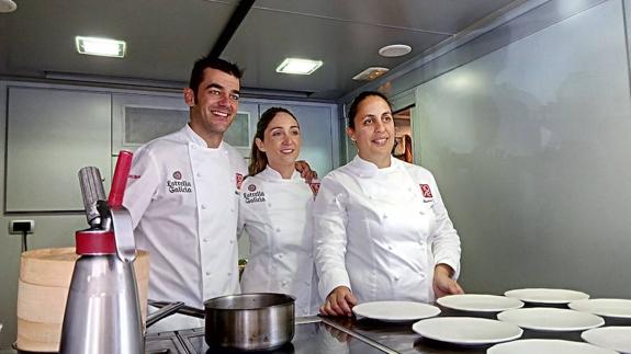 Los cocineros gallegos Héctor López, Lucía Freitas y Bea Sotelo cocinan este lunes en el 'gastrocamión' del Grupo Nove instalado junto al Museo del Ferrocarril de Ponferrada.