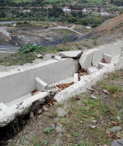 Canalización de hormigón destrozada por el movimiento de la tierra. 