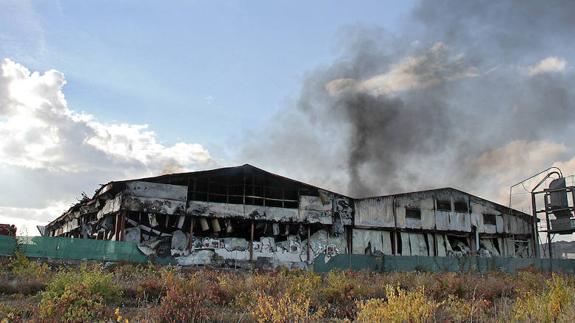 Instalaciones de la granja de Iberavi, destruidas por el fuego. 