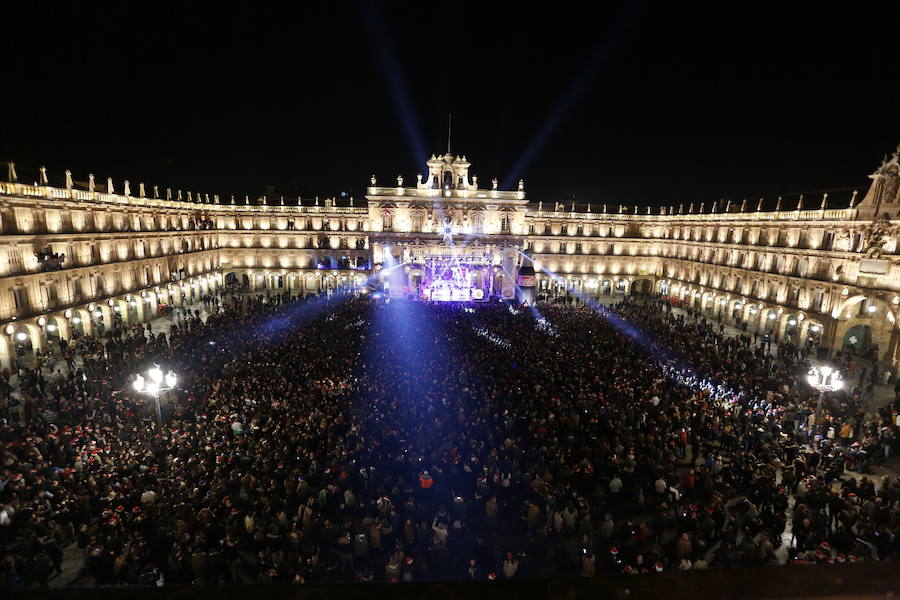 Miles de universitarios de todo el mundo despiden el año en la plaza mayor de Salamanca.