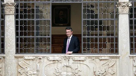 El presidente de la institución provincial posa ante el patio del Palacio de los Guzmanes.