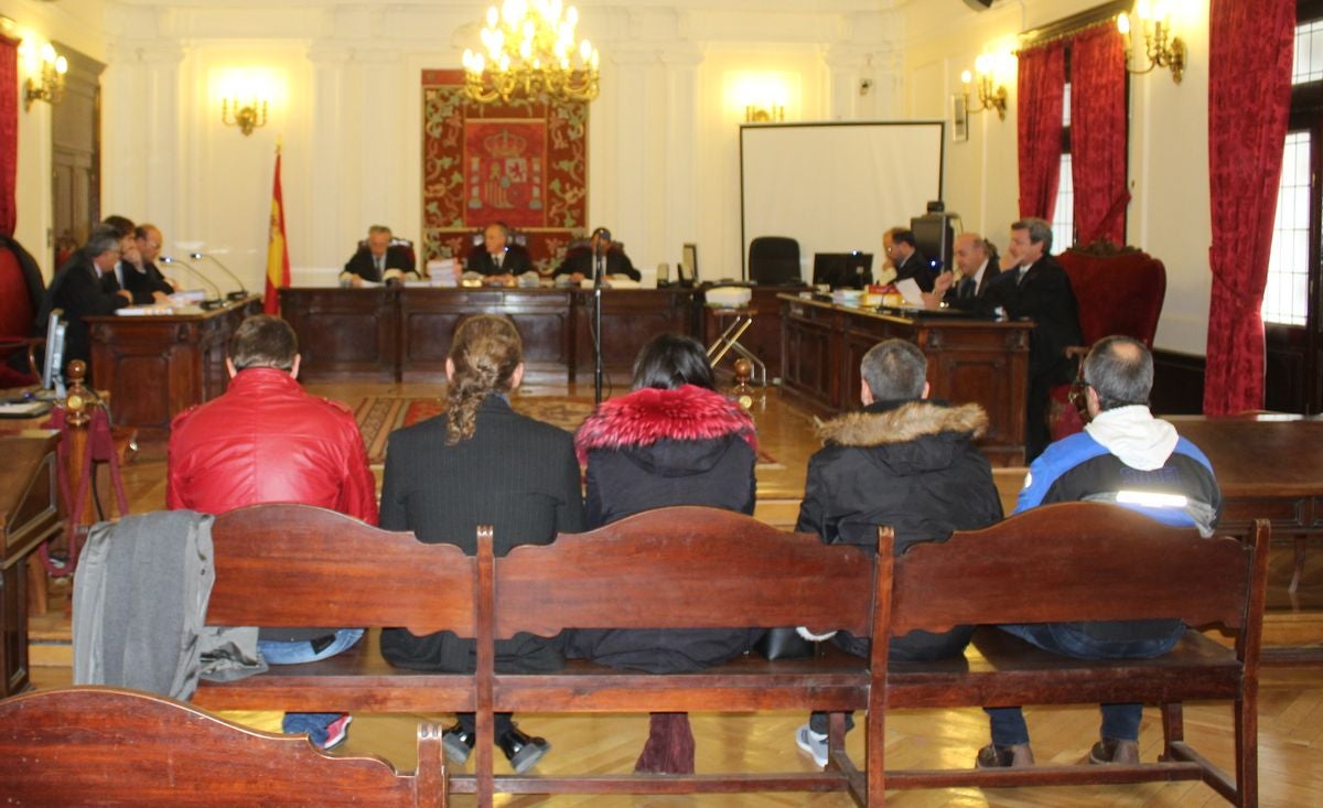 Los cinco miembros de la banda que distribuía dorga en El Bierzo, este lunes en la Audiencia. 