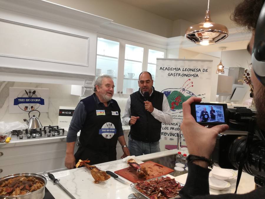 La Academia de Gastronomía Leonesa acogió la presentación.