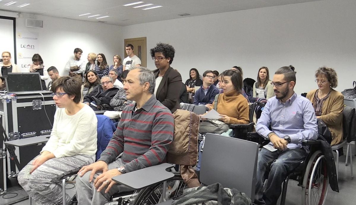 Representantes de los diferentes colectivos durante el turno de preguntas.