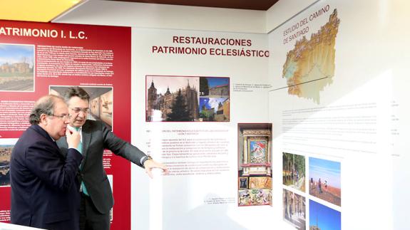 El presidente de la Junta, Juan Vicente Herrera, visita el expositor de León durante la inauguración de la Feria AR&PA, junto al presdiente de la Diputación, Juan Martínez Majo. 