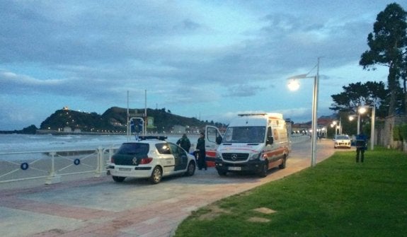 Momento en el que intervienen los equipos de emergencia, en la playa de Santa Marina. 