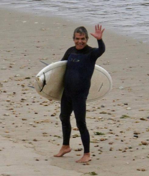 Perico Alonso sonríe tras una sesión de surf.