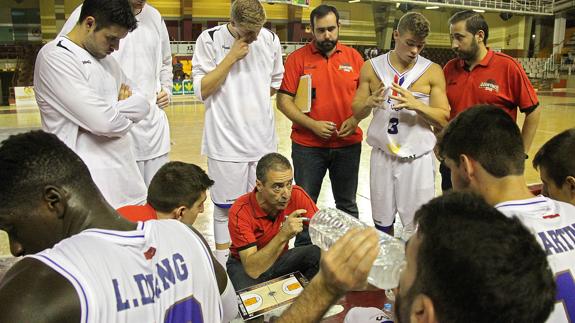Jareño da explicaciones en un tiempo muerto.