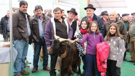 El chivo paseó por la Feria entre la expectación de los asistentes. 