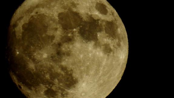 Imagen de la luna tomada este domingo desde León a 363.470 kilómetros de la tierra con una visibilidad del 99%