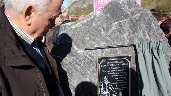 Placa de homenaje al fallecido alcalde.