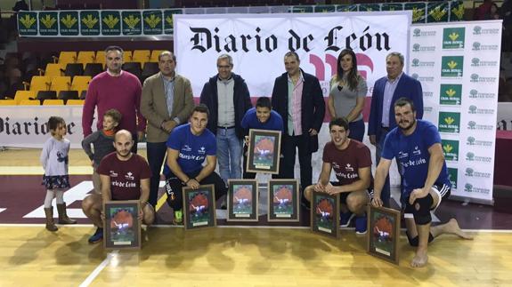 Los ganadores posan con sus trofeos.
