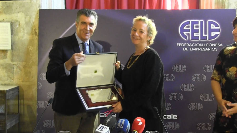 Javier Cepedano entrega un placa de reconocimiento a María Luisa Lombardero.