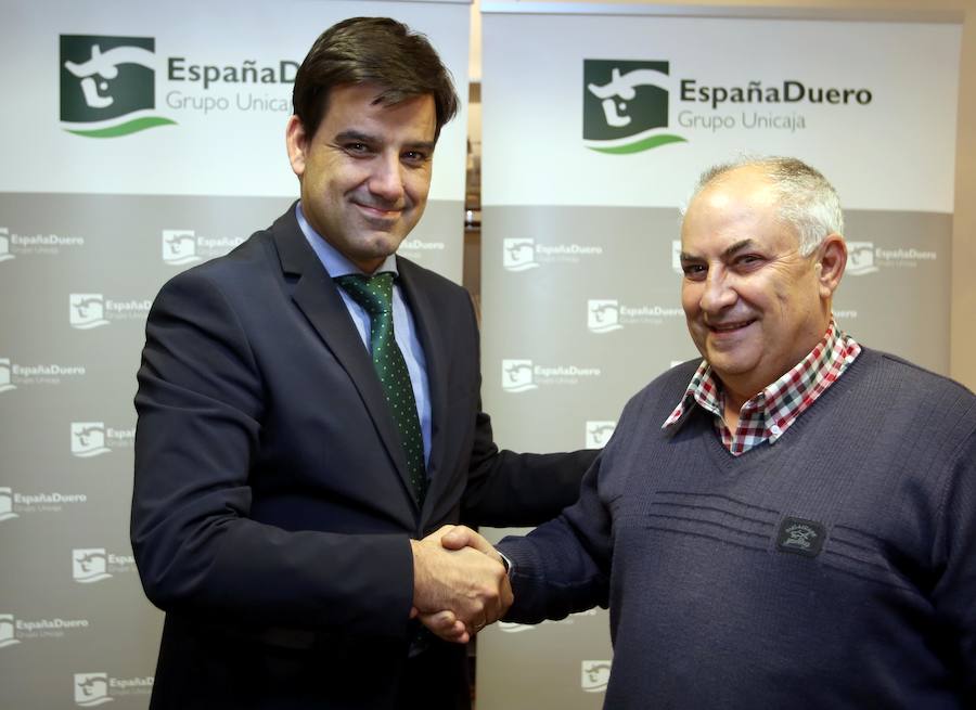 Momento de la firma entre Manuel Rubio, director territorial de EspañaDuero, y Artemio Ángel de Santiago, presidente del Colegio Oficial de Protésicos Dentales de Castilla y León.