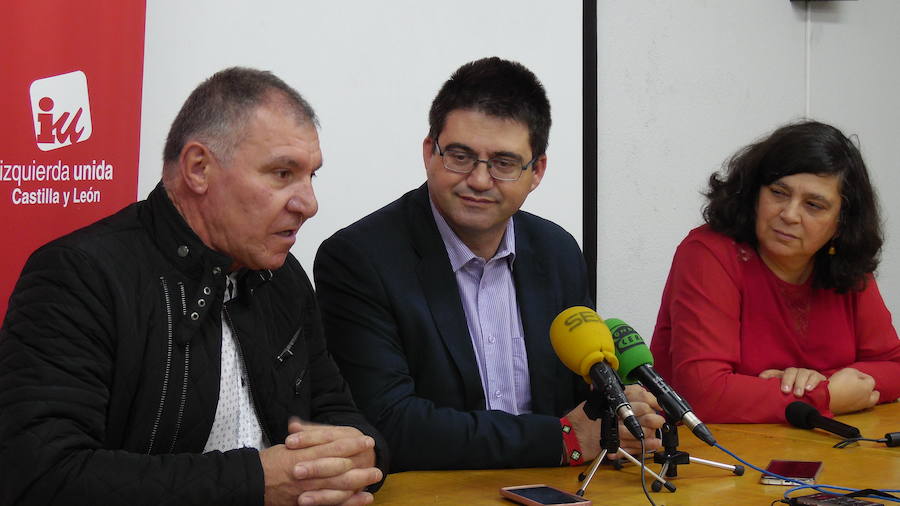 Miguel Flecha acompaña a Carlos Sánchez en la rueda de prensa.