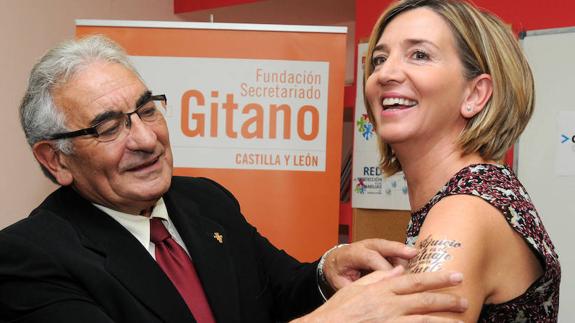 Pedro Puente pega a Alicía García el tatuaje contra la discriminación. 