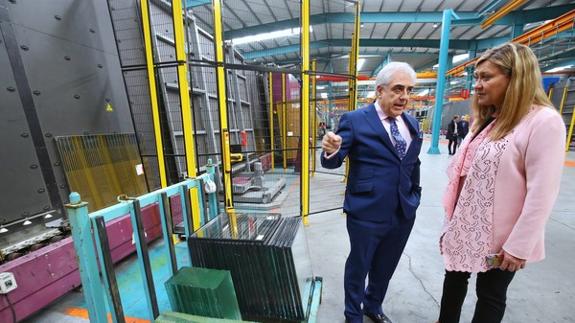 La consejera de Economía y Hacienda, Pilar del Olmo, junto al presidente de la empresa Tvitec, Javier Prado, durante la visita a la factoría ubicada en Cubillos del Sil, con motivo de la ampliación de sus instalaciones.