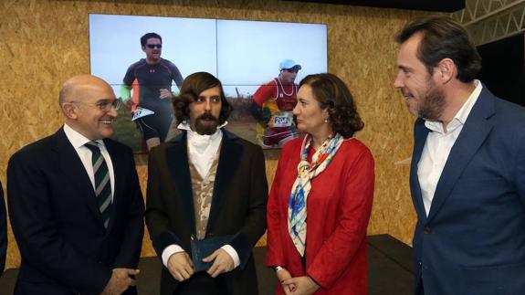 La consejera de Cultura, Josefa García Cirac, el presidente de la Diputación vallisoletana, Jesús Julio Carnero, y el alcalde de Valladolid, Óscar Puente, junto a un actor simulando a José Zorrilla.