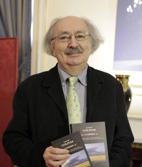 El poeta Antonio Colinas, durante la presentación de la antología poética 'Lumbres'. 