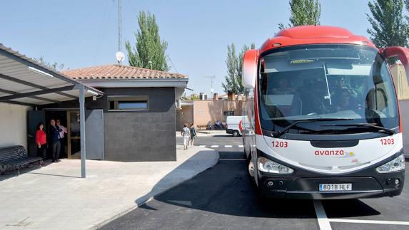 El director general de Transportes, Ignacio Santos, asiste a la inauguración de la estación de autobuses de Peñaranda de Bracamonte (Salamanca). 