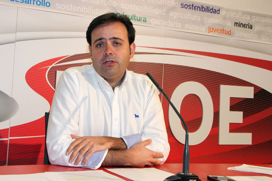 El secretario general del PSL-PSOE, Tino Rodríguez, durante la rueda de prensa de este jueves.
