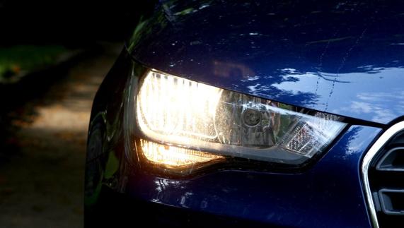 Imagen de un vehículo con las luces endendidas.
