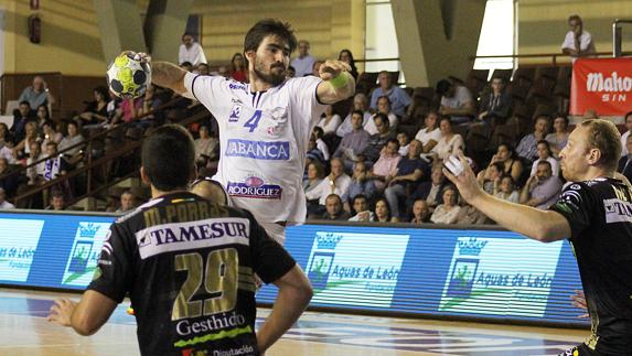 Simonet busca un lanzamiento a portería.