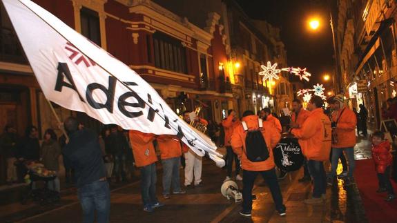 La Charanga hace las delicias de la concurrencia en la Calle Ancha. 