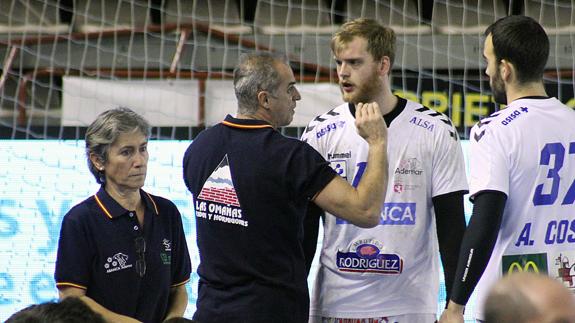 Rafa Guijosa da ordenes a Piñeiro y Costoya.