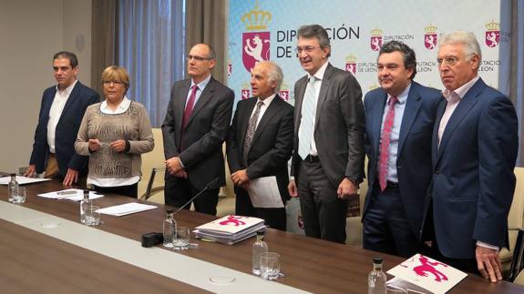 Los representantes de los grupos acción local, momentos antes de la firma del convenio. 